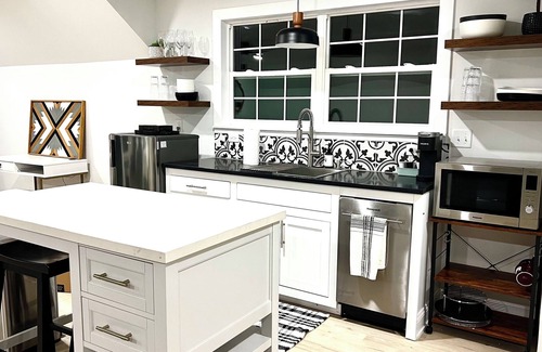 Bartlesville Apartment | Cozy, new and modern guesthouse. Don’t get a hotel, get a VILLA!