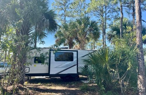 Clewiston Other | Cozy new camper on lake front & access to fishing