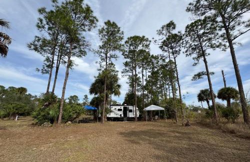 Clewiston Other | Cozy new camper on lake front & access to fishing