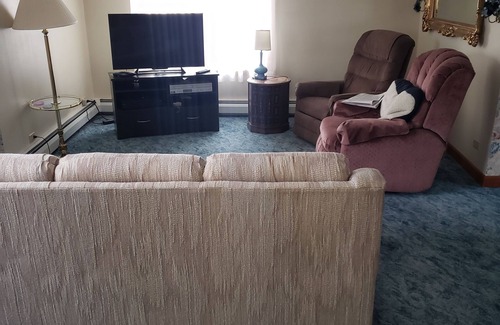 Monticello House | Cozy Northern Maine retreat. All the amenites of home. See the Solar Eclipse!