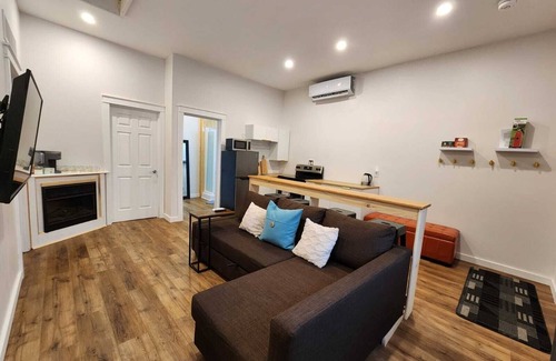 Belleville House | Cozy Oasis Guesthome in Belleville