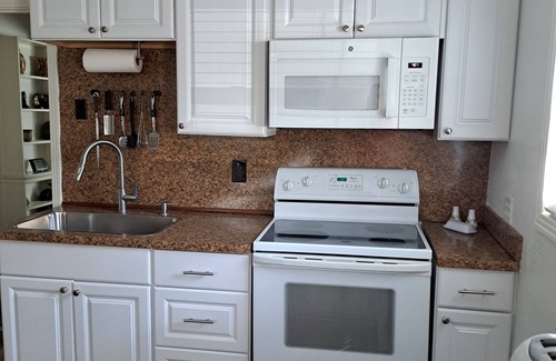 Oakhurst House | Cozy one bedroom apartment minutes from the Stock Yards and downtown Ft Worth!