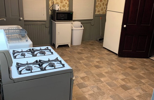 Cleveland House | Cozy one bedroom with great access to downtown, and near by shopping!