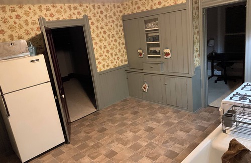 Cleveland House | Cozy one bedroom with great access to downtown, and near by shopping!