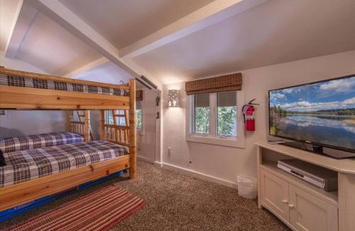 Alpine Meadows House | Cozy Palisades Tahoe Ski Cabin 3BR 3BA Free Shuttle to Lifts Book on Mobile for Promo Price