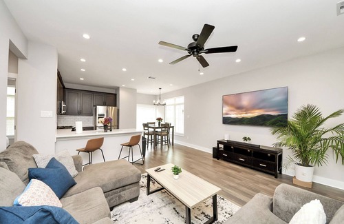 Clodine House | Cozy Paradise W/Gameroom - Sleeps 8 - King Bed