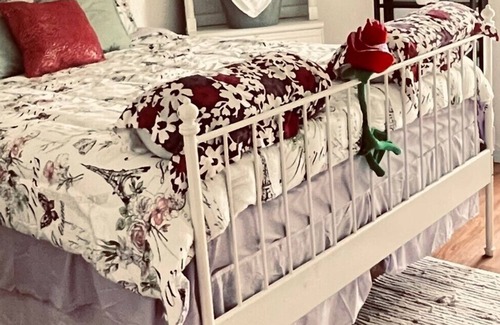 West Melbourne House | Cozy Paris-themed room, yard view, 5 minutes from I-95