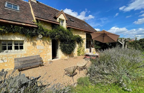 Le Pin-la-Garenne Cottage | Cozy Percheron House by the Pond with WiFi and Outdoor Games