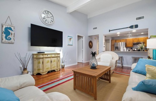 Vamo House | Cozy Pool Home Short Drive to Siesta Key Beaches