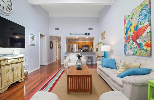 Vamo House | Cozy Pool Home Short Drive to Siesta Key Beaches