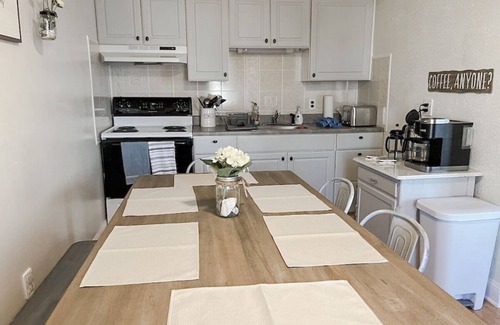 Brigantine Condo | Cozy & pretty beach-block, 2-BR condo: short walk to ocean, restaurants & shops!