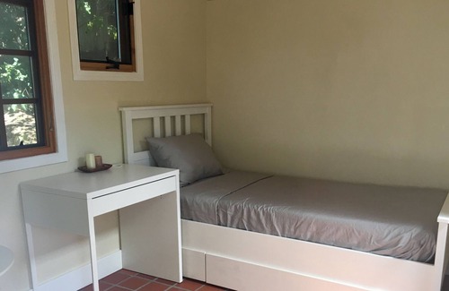 Oakmore Cottage | Cozy Private Cottage in Oakland Hills, Great Street Parking.