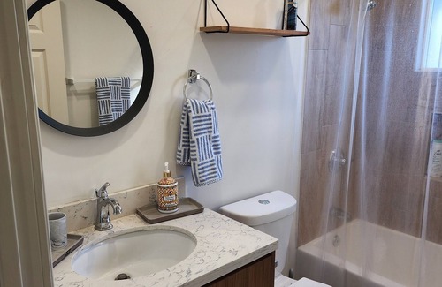 Winnetka House | Cozy Private Entrance Back House