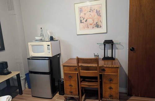 Peterborough House | Cozy Private Room, Very close to Hospital, College & University, Free Parking.