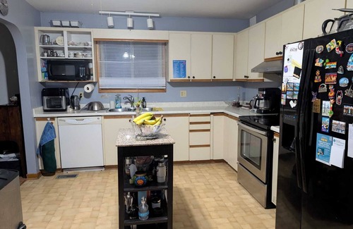 Peterborough House | Cozy Private Room, Very close to Hospital, College & University, Free Parking.