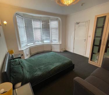 Mayfield House | Cozy Private Rooms in Homestay
