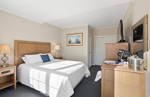 Falmouth Heights Hotel | Cozy Queen Retreat | Walk to Beach (304)