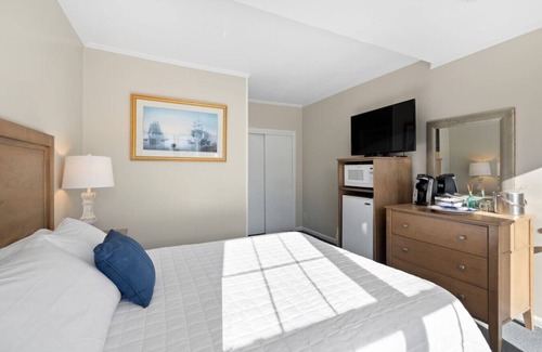 Falmouth Heights Hotel | Cozy Queen Retreat | Walk to Beach (304)