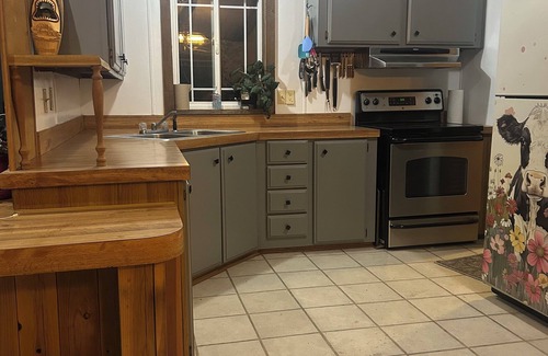 Sheridan House | Cozy, quiet house bedrms ,2bath, 2acres. Dog frndly with fee