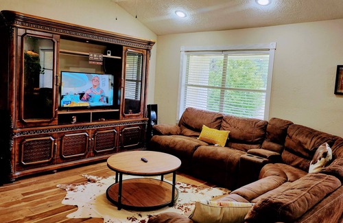 Beaumont House | Cozy quiet retreat just minutes away from amenities. RV PARKING. Pet’s❤️