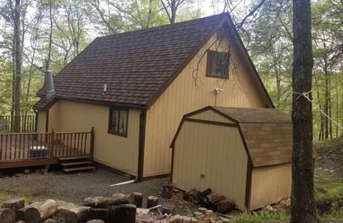 East Stroudsburg Cabin | Cozy relaxing cabin in energizing area of woods. — 5 minute walk from the river!