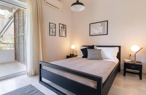 Vouliagmeni Apartment | Cozy & Renovated, Walk to beach