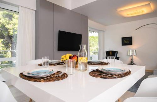 Vouliagmeni Apartment | Cozy & Renovated, Walk to beach