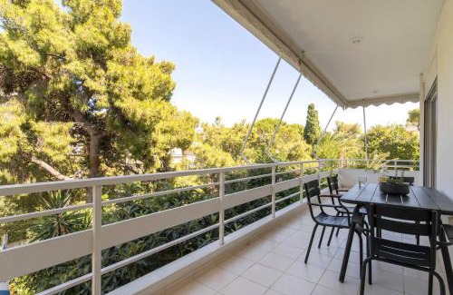 Vouliagmeni Apartment | Cozy & Renovated, Walk to beach