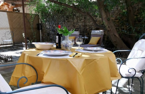 Le Puy-en-Velay Apartment | Cozy Retreat in Puy-en-Velay with Private Courtyard and WIFI