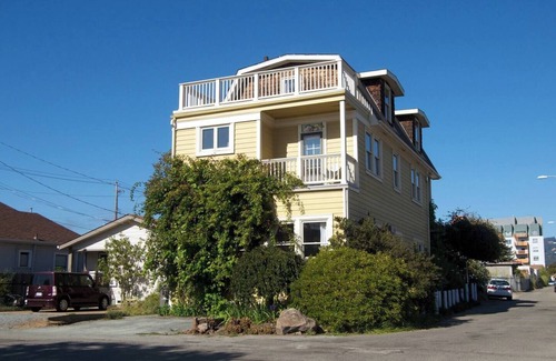 Paradise Park Apartment | Cozy Retreat: Separate entrance & private Bath