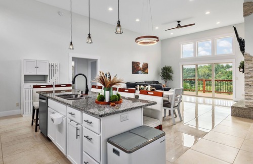 Leicester House | Cozy Retreat with Hot Tub