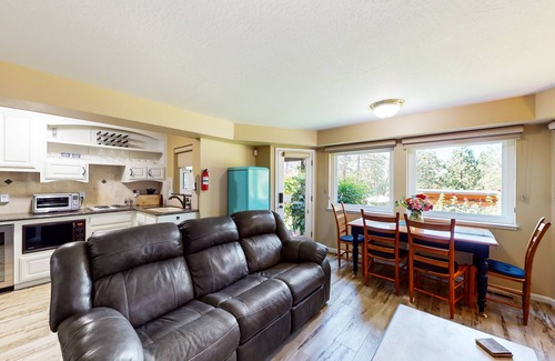 Grass Valley House | Cozy retreat with pool, hot tub, basketball court, wood fireplace, & gas grill