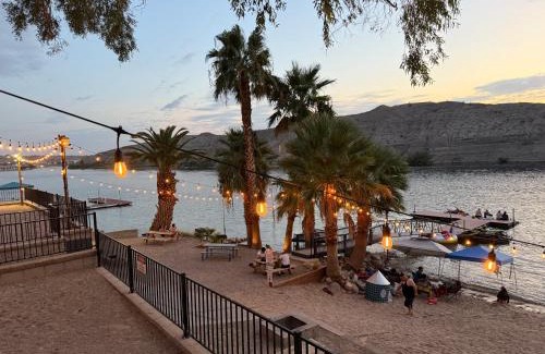 Bullhead City House | Cozy river front lookout