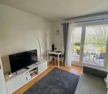 Neuilly-Plaisance Apartment | Cozy Riverfront Living, 5-Min Walk To Riverside Train