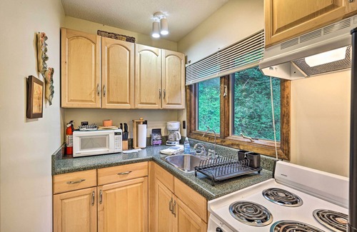 Roan Mountain Cabin | Cozy Roan Mountain Cabin w/Private Balcony!