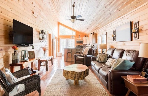 Roan Mountain Cabin | Cozy, romantic cabin in beautiful Roan Mt Tennessee & hot tub