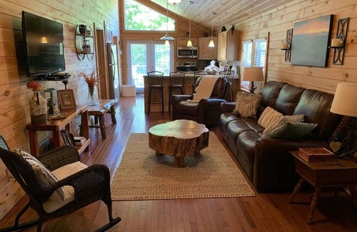 Roan Mountain Cabin | Cozy, romantic cabin in beautiful Roan Mt Tennessee & hot tub
