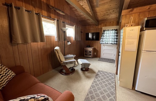Glen Arbor Cottage | *COZY, ROMANTIC, & PRIVATE ON BIG GLEN LAKE*