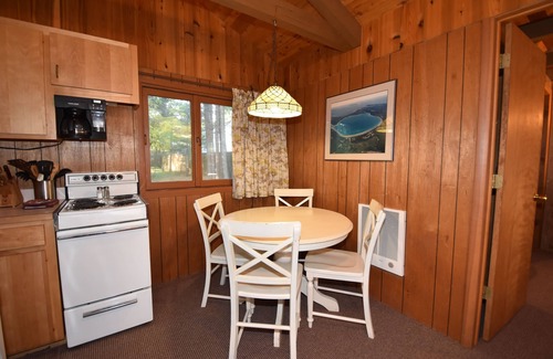 Glen Arbor Cottage | *COZY, ROMANTIC, & PRIVATE ON BIG GLEN LAKE*