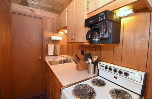 Glen Arbor Cottage | *COZY, ROMANTIC, & PRIVATE ON BIG GLEN LAKE*