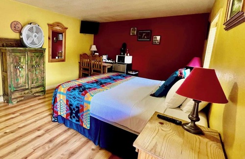 San Lorenzo Hotel | Cozy Room at Lake Roberts