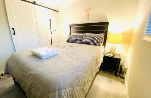 Ontario House | Cozy Room Close To Airport