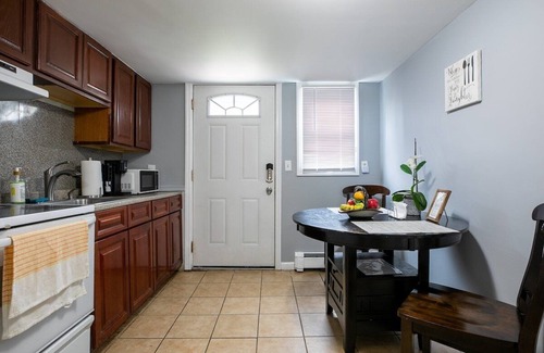 Stamford House | Cozy Room in 2 Bed 1 Bath AirBNB