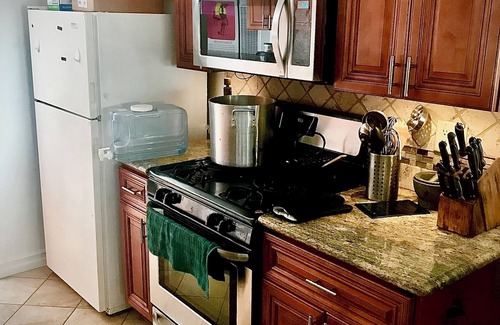 Yorktown House | Cozy Room In a Bungalow with WiFi, Blocks From Downtown Huntington Beach