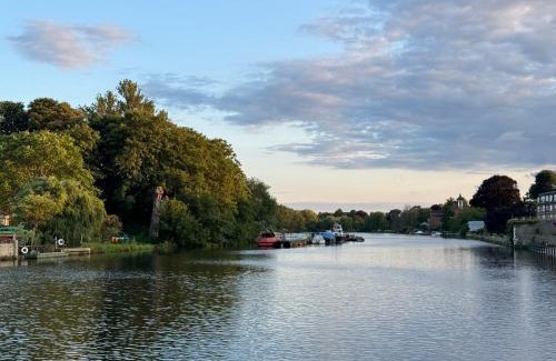 Twickenham Riverside House | Cozy room in high street
