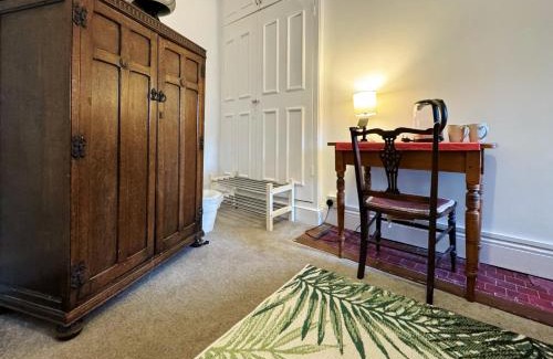 Twickenham Riverside House | Cozy room in high street