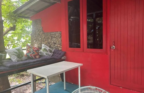 Ko Pha-ngan House | Cozy Room with Private Bathroom, Balcony, and Free Wi-Fin