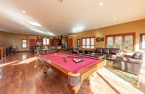McHenry House | Cozy Rooms, Indoor Pool, Lake Perks & Hot Tub