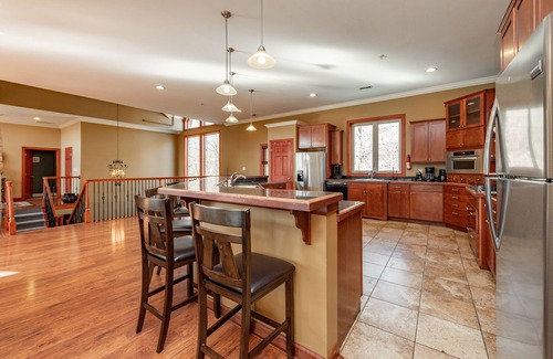 McHenry House | Cozy Rooms, Indoor Pool, Lake Perks & Hot Tub