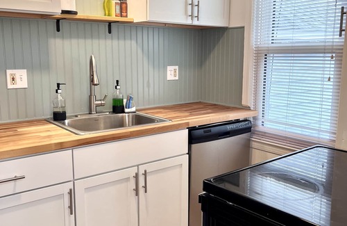 Royal Oak House | Cozy Royal Oak 2 Bdrm 5 min to RO/DET + FULLY STOCKED